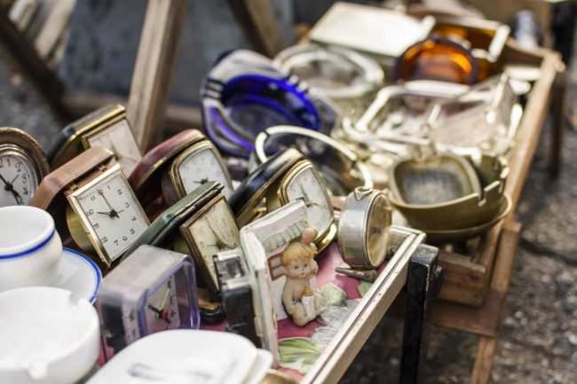 assortiment-objets-du-marche-antiquites