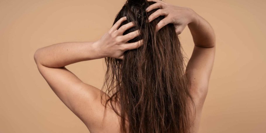 femme-taille-moyenne-se-fait-massage-du-cuir-chevelu